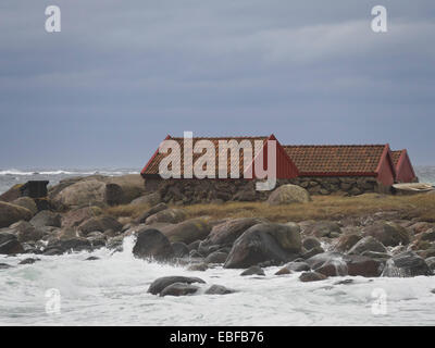 Les tempêtes d'hiver ou d'automne, Jæren côte ouest de la Norvège près de Stavanger vagues se brisant sur les pierres, plage et les hangars à bateaux Banque D'Images