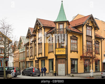 Coin de rue dans le centre de la petite ville norvégienne Egersund, jaune coloré lambrissés hotell Banque D'Images