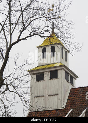 Sur un Vieux clocher de l'église luthérienne évangélique de lambris de bois dans la petite ville norvégienne Egersun Banque D'Images