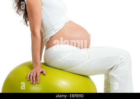 Femme enceinte excercises avec fit ball Banque D'Images