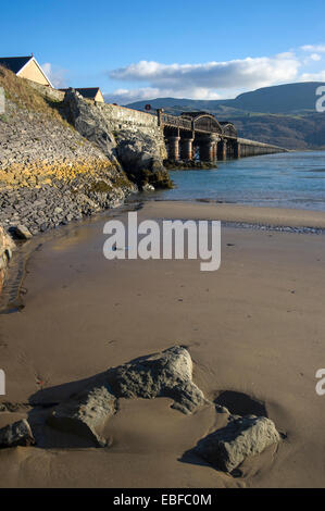 La rampe et passerelle au-dessus de l'estuaire de Mawddach Snowdonia Barmouth Gwynedd au nord du Pays de Galles Banque D'Images