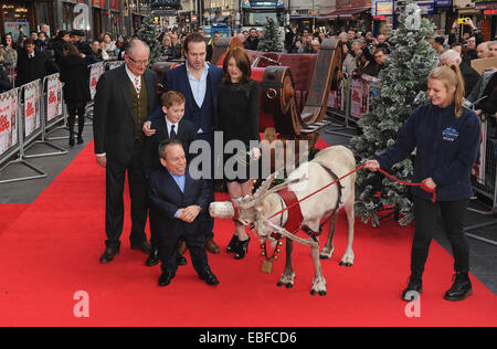 30 septembre 2014 - Londres, Angleterre, Royaume-Uni - Stephen Graham, Jim Broadbent, Jodie Whittaker, Rafe Spall, Joshua McGuire, Kit Connor et assister à Warwick Davis 'Obtenir' Santa UK film premiere vue à Leciester Square. (Crédit Image : © Ferdaus Shamim/Zuma sur le fil) Banque D'Images
