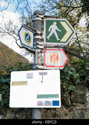Sentier panneau pour Wales Coast Path et lien avec une carte montrant la position. Penmaenmawr Dwygyfylchi Conwy dans le Nord du Pays de Galles UK Banque D'Images