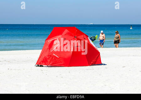 Une plage rouge cabana sur la plage Crescent sur Siesta Key Sarasota FL Banque D'Images