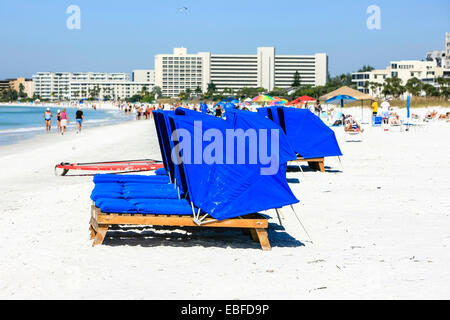 Blue Beach Cabanas sur la plage Crescent sur Siesta Key Island à Sarasota FL Banque D'Images