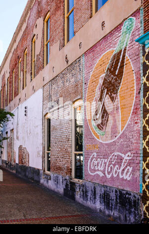 1950 L'art de mur Coca-Cola publicité sur le côté d'un immeuble au centre-ville de Tupelo Mme Banque D'Images
