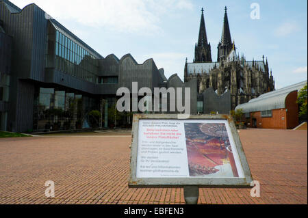 Interdit de marcher ou de signer sur roller lieu Heinrich Böll derrière la cathédrale, sur le dessus de la Philharmonie au cours de répétitions Banque D'Images