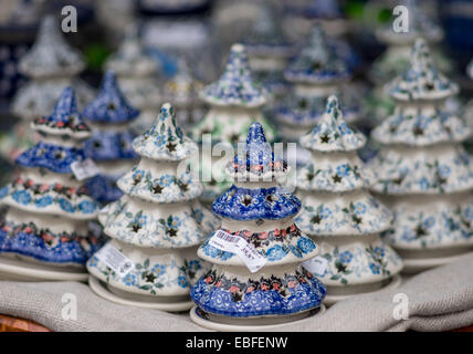 Les arbres de Noël de céramique colorée Faïence Céramique de Boleslawiec Pologne Bunzlauer keramik Banque D'Images