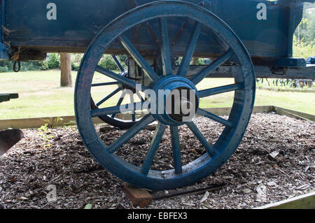 Ancien entraîneur de roue en bois bleu Banque D'Images