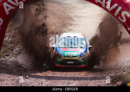 ISTANBUL, TURQUIE - 17 août 2014 : Ferhat Tanribilir durs Ford Fiesta R2 de voiture Ford Castrol Team Turkiye dans Avis Bosphore R Banque D'Images