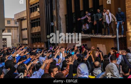 Le Caire, Égypte. 29 Nov, 2014. Les étudiants de l'Université d'Alexandrie participer à une manifestation contre le verdict de Moubarak à Alexandrie, ville côtière de l'Égypte, le 30 novembre 2014. Une cour pénale égyptienne a rejeté samedi des accusations de l'ancien président Hosni Moubarak de l'Egypte sur le meurtre de manifestants en janvier 2011, l'Egypte, le 29 novembre, 2014. © Asmaa Abdelatif/Xinhua/Alamy Live News Banque D'Images