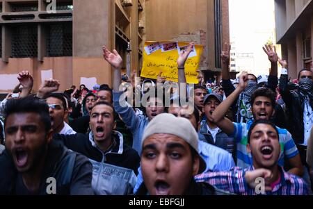 Le Caire, Égypte. 29 Nov, 2014. Les étudiants de l'Université d'Alexandrie participer à une manifestation contre le verdict de Moubarak à Alexandrie, ville côtière de l'Égypte, le 30 novembre 2014. Une cour pénale égyptienne a rejeté samedi des accusations de l'ancien président Hosni Moubarak de l'Egypte sur le meurtre de manifestants en janvier 2011, l'Egypte, le 29 novembre, 2014. © Asmaa Abdelatif/Xinhua/Alamy Live News Banque D'Images