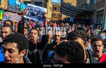 Le Caire, Égypte. 29 Nov, 2014. Les étudiants de l'Université d'Alexandrie participer à une manifestation contre le verdict de Moubarak à Alexandrie, ville côtière de l'Égypte, le 30 novembre 2014. Une cour pénale égyptienne a rejeté samedi des accusations de l'ancien président Hosni Moubarak de l'Egypte sur le meurtre de manifestants en janvier 2011, l'Egypte, le 29 novembre, 2014. © Asmaa Abdelatif/Xinhua/Alamy Live News Banque D'Images