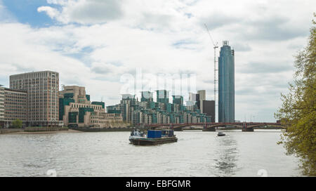 Vue sur M16 Building, St George Wharf et St George Wharf Tower, également connu sous le nom de la tour de Vauxhall, Londres, Royaume-Uni. Banque D'Images