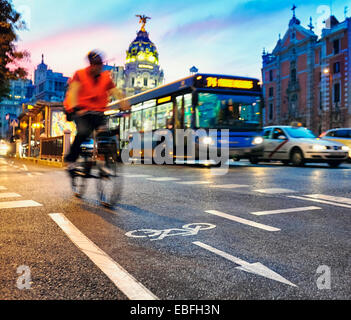 La voie cyclable au cycliste d'Alcal‡ rue avec la métropole à l'arrière-plan. Madrid, Espagne. Banque D'Images