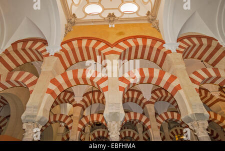 La CATHÉDRALE DE CORDOUE LA MOSQUÉE MEZQUITA OU DÉTAIL DE LA LIGNES D'ARCHES AVEC PIERRE ROUGE Banque D'Images