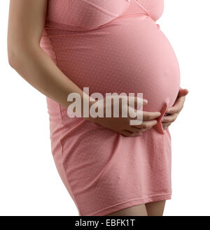 Femme enceinte dans un déshabillé rose isolé avec chemins de détourage. Banque D'Images