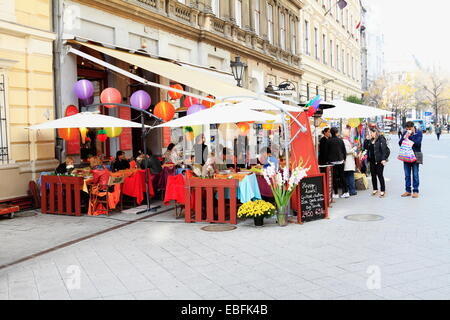 Les gens en train de déjeuner à l'air libre Street Café sur Váci Utca, la rue commerçante à la mode à Budapest, Hongrie (Magyar) Banque D'Images