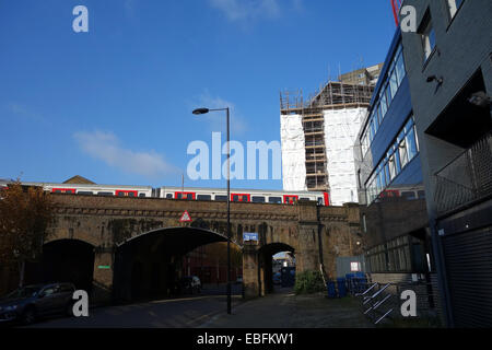 London (W11) Latimer Road tube station avec des trains en marche hors-sol entre les bâtiments. Banque D'Images