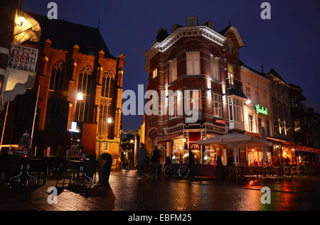 Place du marché avec le café De Sjnats et Christopher Cathédrale, Roermond Pays-Bas Limburg Banque D'Images