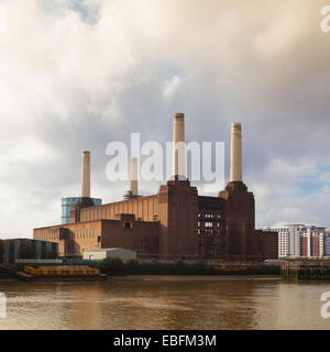 Londres, Angleterre novembre 11,2011:célèbre Battersea Power Station.La centrale sera transformé en un centre commercial. Banque D'Images