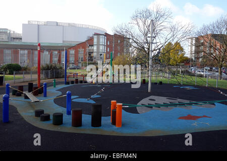 Norland Park Nord se compose d'une aire de jeux et un espace vert sculptée habilement. Elle est délimitée par des blocs de la tour Banque D'Images