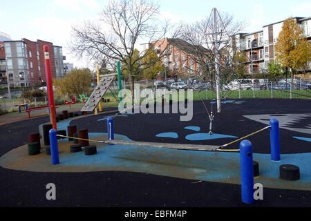 Norland Park Nord se compose d'une aire de jeux et un espace vert sculptée habilement. Elle est délimitée par des blocs de la tour Banque D'Images