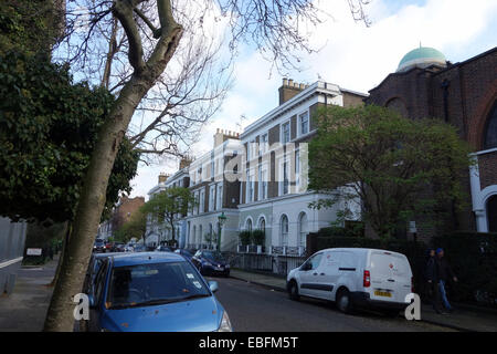 London W11 autre côté rue - private wealth raisonnablement entretenue avec places arborées, les églises et les excentricités ocassional Banque D'Images