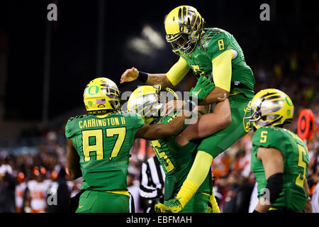 Le 29 novembre 2014 - MARCUS MARIOTA (8) célèbre son touchdown avec ses coéquipiers. L'Université de l'Oregon joue à l'état de l'Oregon de Reser Stadium le 29 novembre 2014. © David Blair/ZUMA/Alamy Fil Live News Banque D'Images