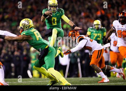 Le 29 novembre 2014 - MARCUS MARIOTA (8) haies un défenseur pour un gain. L'Université de l'Oregon joue à l'état de l'Oregon de Reser Stadium le 29 novembre 2014. © David Blair/ZUMA/Alamy Fil Live News Banque D'Images