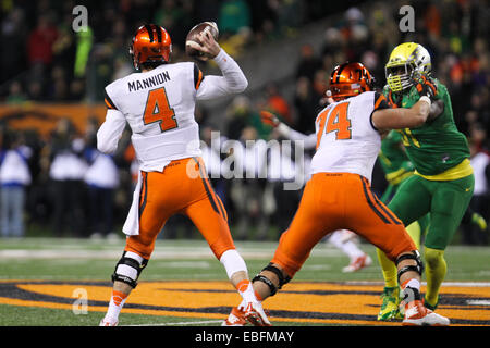 Le 29 novembre 2014 - SEAN MANNION (4) passe le ballon. L'Université de l'Oregon joue à l'état de l'Oregon de Reser Stadium le 29 novembre 2014. © David Blair/ZUMA/Alamy Fil Live News Banque D'Images