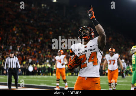 Le 29 novembre 2014 - STORM WOODS (24) réagit à son toucher. L'Université de l'Oregon joue à l'état de l'Oregon de Reser Stadium le 29 novembre 2014. © David Blair/ZUMA/Alamy Fil Live News Banque D'Images