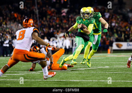 Le 29 novembre 2014 - MARCUS MARIOTA (8) exécute la balle pour un gain. L'Université de l'Oregon joue à l'état de l'Oregon de Reser Stadium le 29 novembre 2014. © David Blair/ZUMA/Alamy Fil Live News Banque D'Images