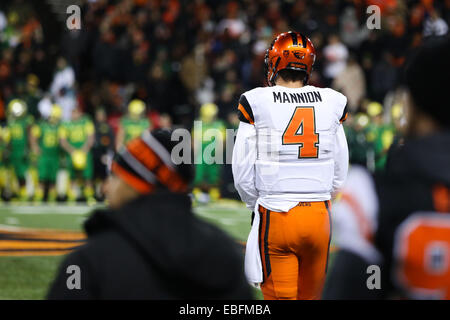 Le 29 novembre 2014 - SEAN MANNION (4) pas l'écart au quatrième trimestre. L'Université de l'Oregon joue à l'état de l'Oregon de Reser Stadium le 29 novembre 2014. © David Blair/ZUMA/Alamy Fil Live News Banque D'Images