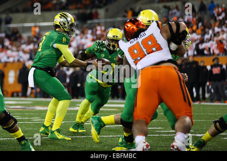 Le 29 novembre 2014 - MARCUS MARIOTA (8) mains le ballon à ROYCE FREEMAN (21). L'Université de l'Oregon joue à l'état de l'Oregon de Reser Stadium le 29 novembre 2014. © David Blair/ZUMA/Alamy Fil Live News Banque D'Images