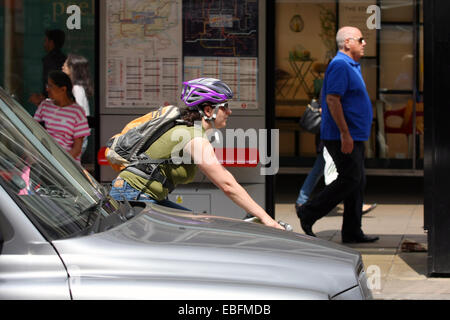 Un cycliste et un voyage le long d'Oxford Street à Londres Banque D'Images