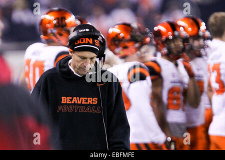 L'entraîneur-chef de l'état de l'Oregon Mike Riley de pas loin. L'Université de l'Oregon joue à l'état de l'Oregon de Reser Stadium le 29 novembre 2014. 29 Nov, 2014. © David Blair/ZUMA/Alamy Fil Live News Banque D'Images