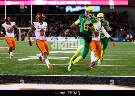 Le 29 novembre 2014 - MARCUS MARIOTA (8) s'exécute dans pour un touché. L'Université de l'Oregon joue à l'état de l'Oregon de Reser Stadium le 29 novembre 2014. © David Blair/ZUMA/Alamy Fil Live News Banque D'Images