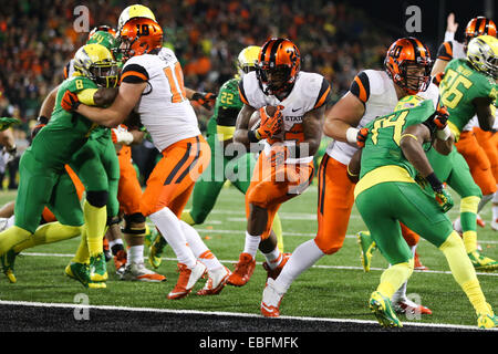 Le 29 novembre 2014 - STORM WOODS (24) exécute la balle dans pour un touché. L'Université de l'Oregon joue à l'état de l'Oregon de Reser Stadium le 29 novembre 2014. © David Blair/ZUMA/Alamy Fil Live News Banque D'Images