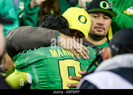 Le 29 novembre 2014 - MARCUS MARIOTA (8) accueille les membres de la famille après le match. L'Université de l'Oregon joue à l'état de l'Oregon de Reser Stadium le 29 novembre 2014. © David Blair/ZUMA/Alamy Fil Live News Banque D'Images