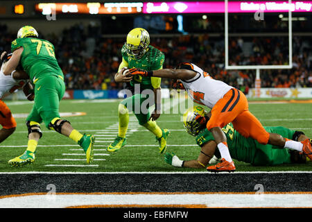 Le 29 novembre 2014 - MARCUS MARIOTA (8) exécute la balle dans pour un touché. L'Université de l'Oregon joue à l'état de l'Oregon de Reser Stadium le 29 novembre 2014. © David Blair/ZUMA/Alamy Fil Live News Banque D'Images