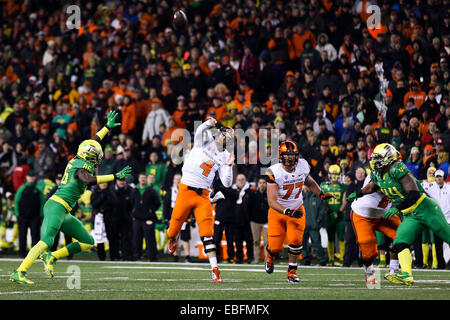 Le 29 novembre 2014 - SEAN MANNION (4) lance la balle. L'Université de l'Oregon joue à l'état de l'Oregon de Reser Stadium le 29 novembre 2014. © David Blair/ZUMA/Alamy Fil Live News Banque D'Images