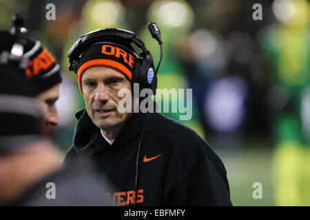 L'entraîneur-chef de l'état de l'Oregon MIKE RILEY entraîneur sur la touche. L'Université de l'Oregon joue à l'état de l'Oregon de Reser Stadium le 29 novembre 2014. 29 Nov, 2014. © David Blair/ZUMA/Alamy Fil Live News Banque D'Images