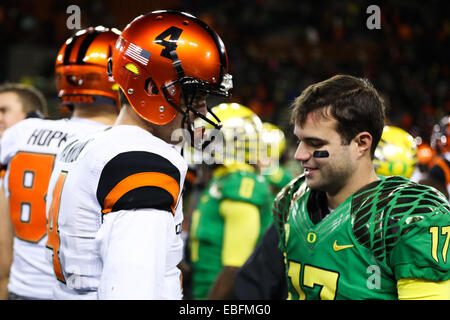 Le 29 novembre 2014 - SEAN MANNION (4) accueille JEFF LOCKIE (17) après la victoire de l'Oregon. L'Université de l'Oregon joue à l'état de l'Oregon de Reser Stadium le 29 novembre 2014. © David Blair/ZUMA/Alamy Fil Live News Banque D'Images