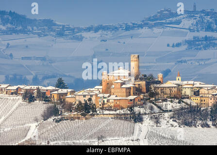 Petite ville de Castiglione Falletto et vignes sur des collines couvertes de neige en Piémont, Italie du Nord. Banque D'Images