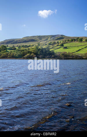 Vue sur semer l'eau dans le Yorkshire du Nord. Banque D'Images