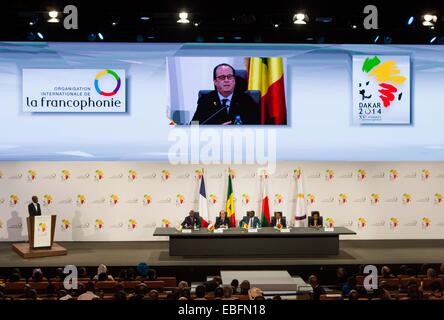 (141130) -- DAKAR, 30 novembre 2014 (Xinhua) -- le président français François Hollande (4e R) aborde les médias à la conférence de presse de la 15e Sommet de la Francophonie à Dakar, Sénégal, le 30 novembre 2014. Les organisations internationales de la Francophonie (OIF) a annoncé sa nouvelle secrétaire générale Michaelle Jean le dimanche, qui prendra ses fonctions à partir du 1er janvier 2015. (Xinhua/Li Jing) Banque D'Images