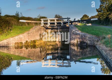 Verrouiller la porte sur le canal Kennet et Avon Banque D'Images