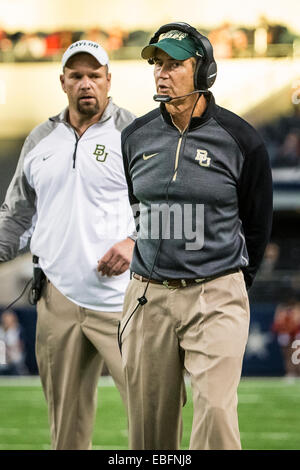 29 novembre 2104 : l'entraîneur-chef Ours Baylor Briles Art au cours de la NCAA football match entre l'Ours et le Baylor au Texas Tech Red Raiders chez AT&T Stadium à Arlington, TX. Les ours défait les Red Raiders 48-46. Banque D'Images