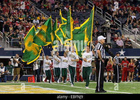 29 novembre 2104 : ours Baylor cheerleaders durant la NCAA football match entre l'Ours et le Baylor au Texas Tech Red Raiders chez AT&T Stadium à Arlington, TX. Les ours défait les Red Raiders 48-46. Banque D'Images